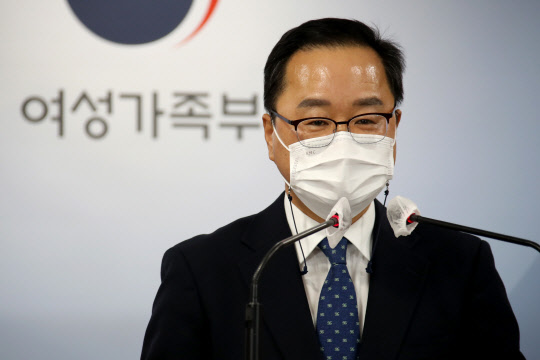 27일 정구창 여성가족부 기획조정실장이 정부서울청사 브리핑실에서 2022년도 여성가족부 업무계획을 브리핑하고 있다. 연합뉴스.